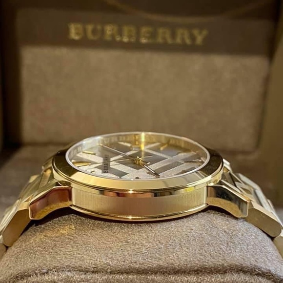/ Burberry Women’s Swiss Gold Watch
Case Size: 38mm
Swiss Made - Picture 5 of 13